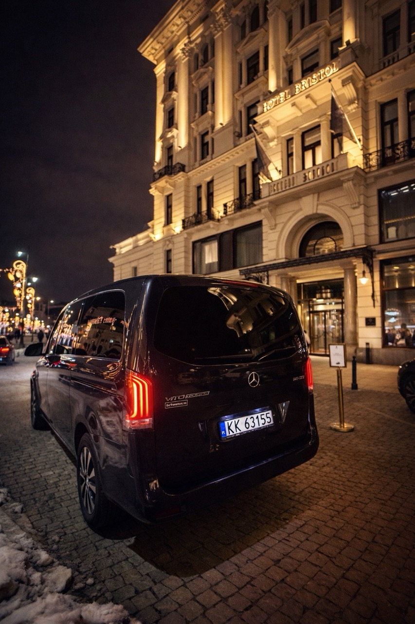 Black Mercedes V-Class VIP transfer Krakow