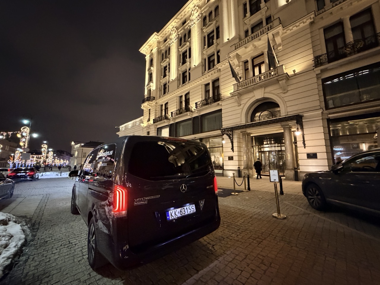 Luksusowy Mercedes V-Class na transfery biznesowe pod hotelem w Krakowie.