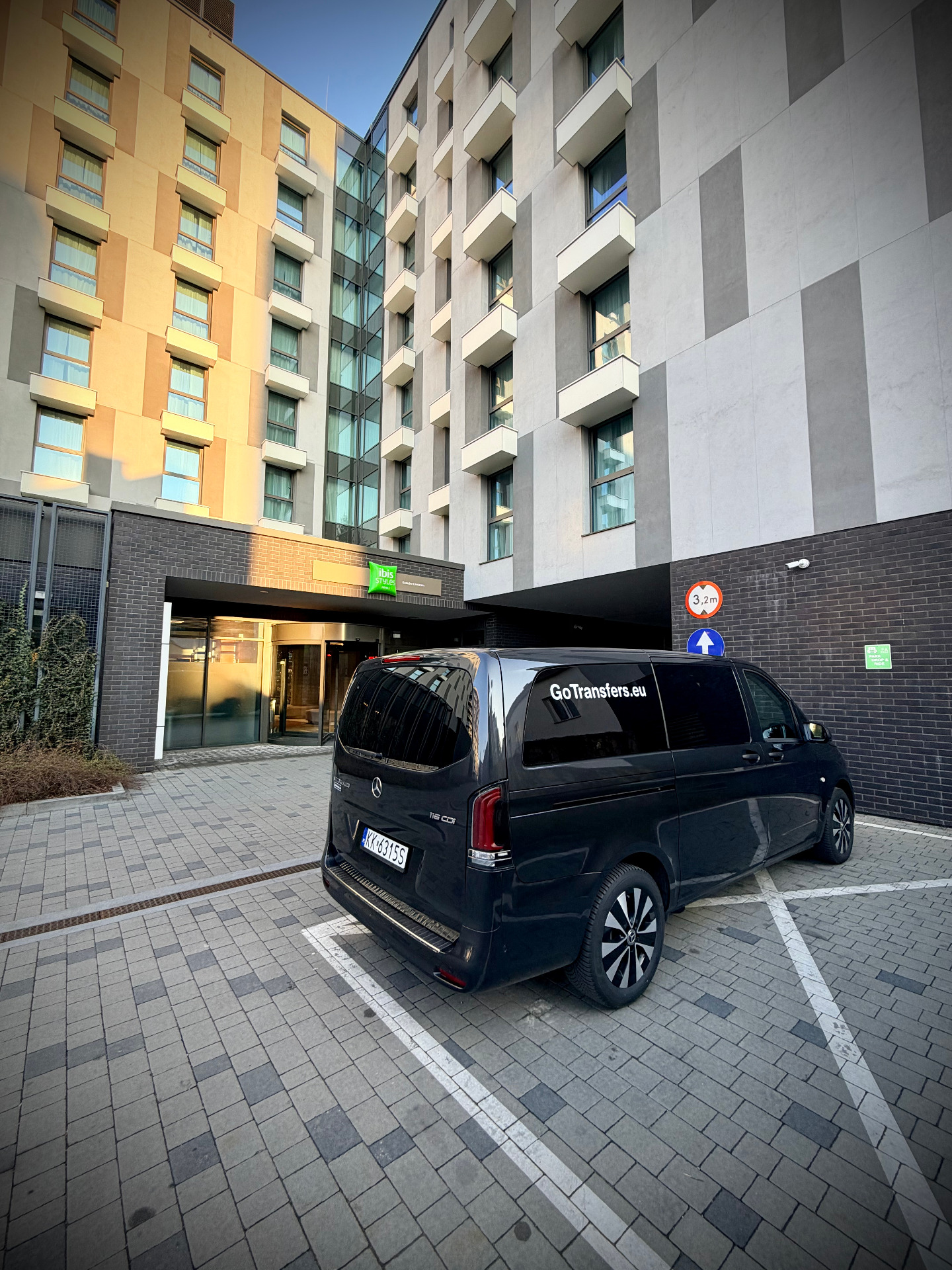 GoTransfers Mercedes van picking up UK tourists from Ibis Styles Krakow Centrum hotel for an airport transfer.